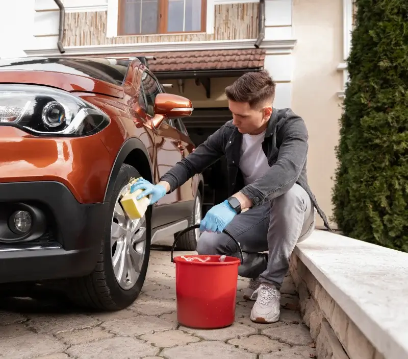 Lavage auto à domicile Villars-les-Dombes : professionnel intervenant sur un véhicule